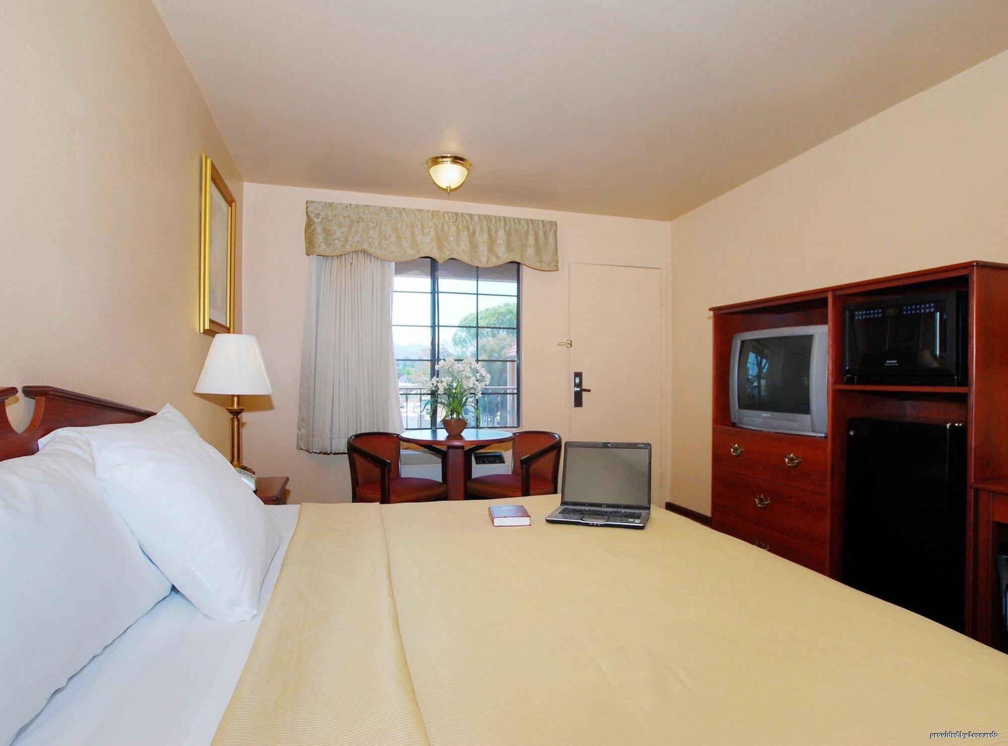 אל קאחון Rancho San Diego Inn & Suites חדר תמונה